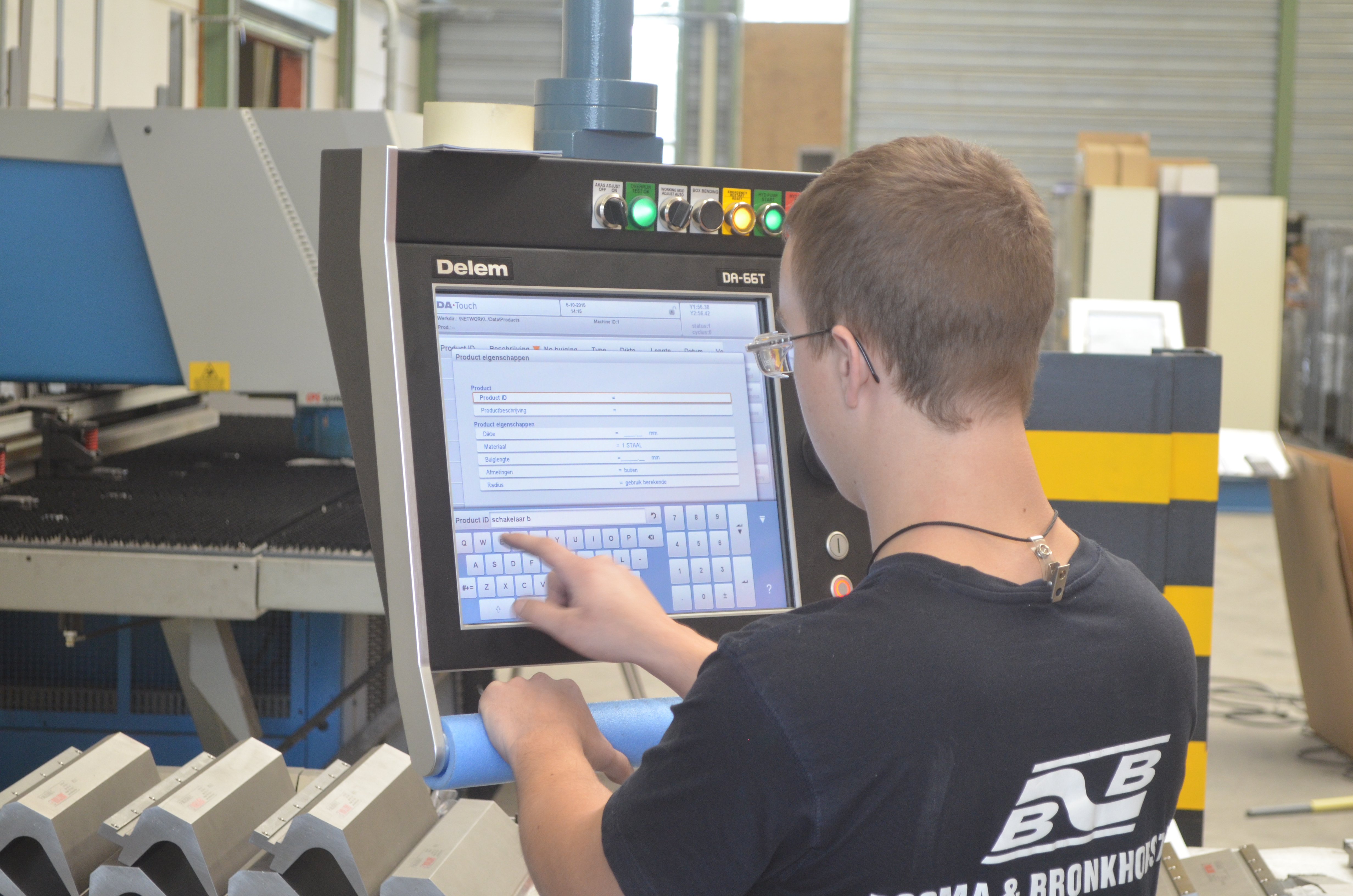 Medewerker aan Delem besturingspaneel