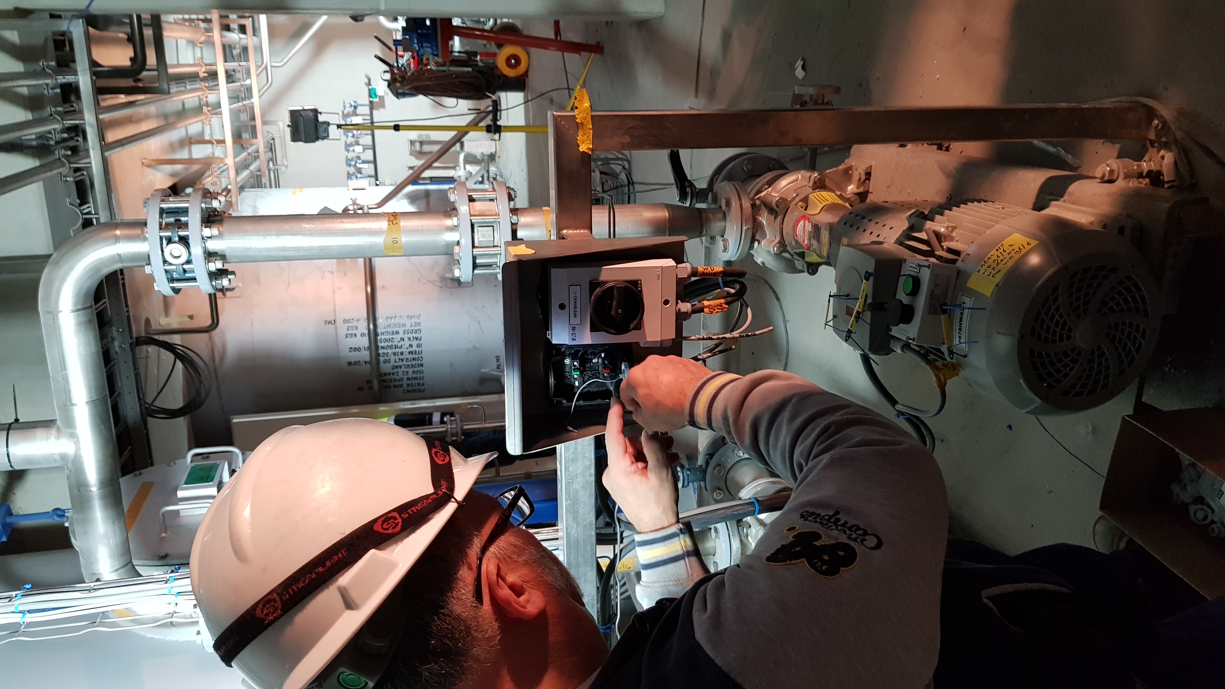 Inspecteur bij hoogspanningsinstallatie